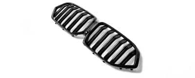 Gloss carbon fibre BMW F95 X5M kidney grille – side perspective for aggressive styling upgrade