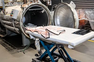 Comparison of dry vs wet carbon fibre manufacturing – autoclave-cured dry carbon vs hand-laid wet carbon showing process and finish differences